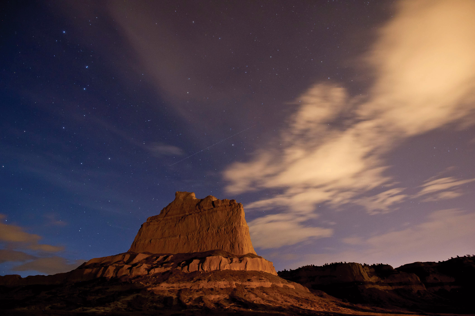Scotts Bluff National Monument at night.